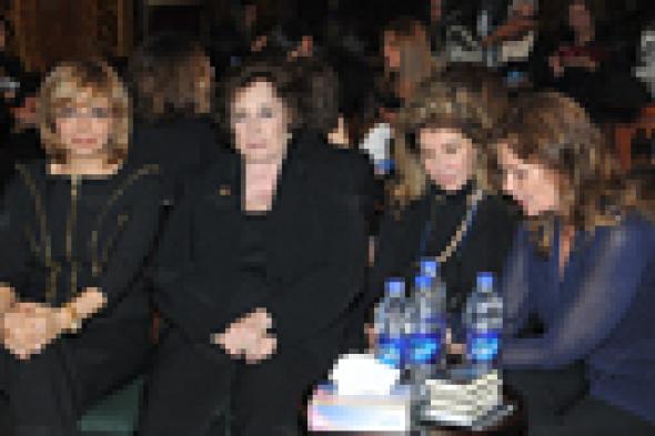 بالصور: الفنانات تتهافت على التصوير مع جيهان السادات في عزاء والدة "آل أديب"