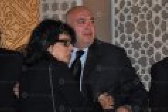 بالصور: انهيار عماد الدين أديب في عزاء والدته