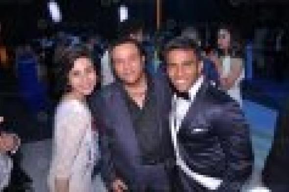 بالصور: محمد فؤاد يحتفل مع ابنه بالتخرج