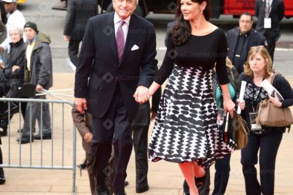 مايكل دوجلاس يؤكد تحسن علاقته بزوجته كاثرين