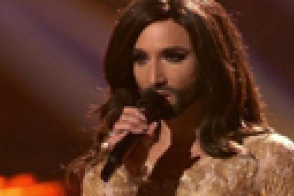 بالفيديو: متحولة جنسيا بلحية تفوز في مسابقة غنائية