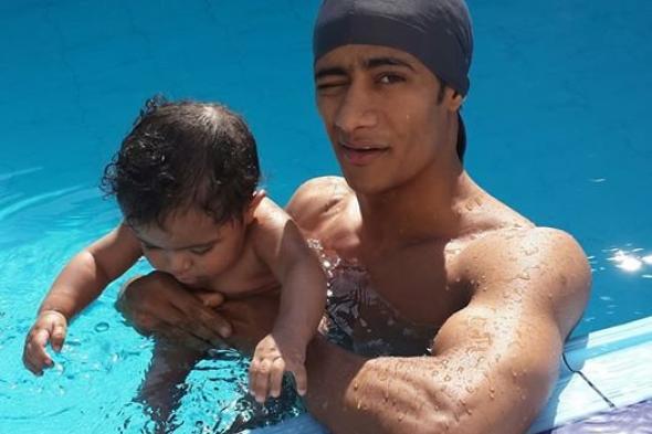 بالصورة : محمد رمضان مع أبنه على من داخل "حمام السباحة"