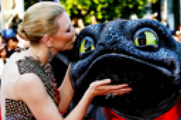 صورة: "تنين مجسم" يحصل على قبلة من كيت بلانشيت قبل عرض How to Train Your Dragon 2