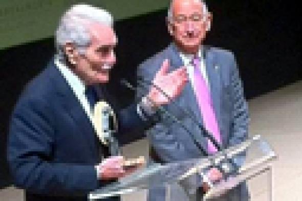 عمر الشريف يصل لندن لتشجيع "هال سيتي" أمام "أرسنال"