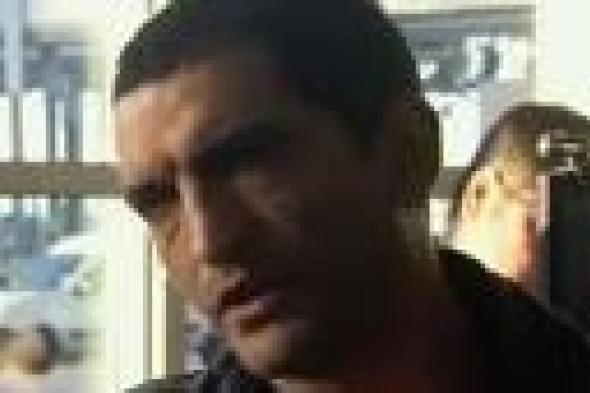 عمرو واكد يسخر من "اللمبات الموفرة"