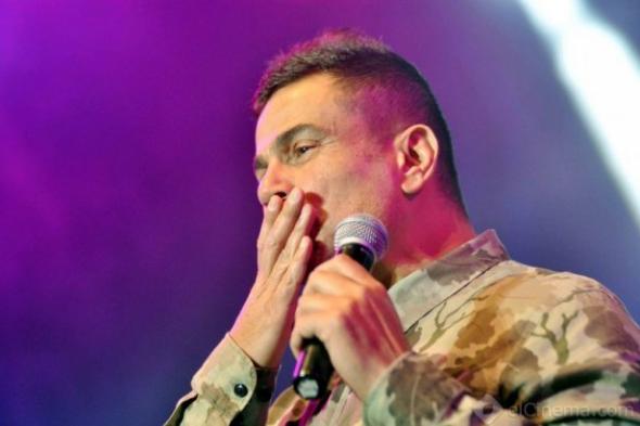 عمرو دياب ينعي وفاة الراحل حسين الإمام