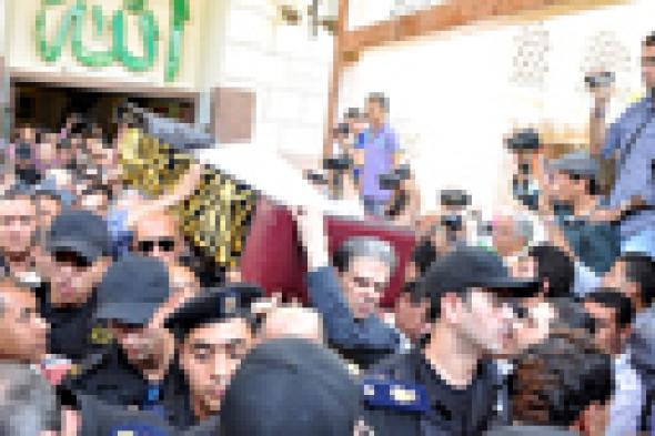 بالصور: هنيدي وعمرو أديب وحسين فهمي في وداع حسين الإمام