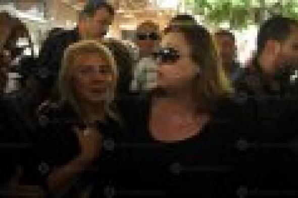 بالصور: الفنانون يودعون حسين اﻹمام