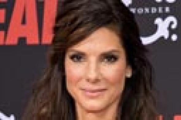 ساندرا بولوك ناصحة خريجي مدرسة ثانوي: لا تمخطوا أنفكم واستخدموا المناديل!