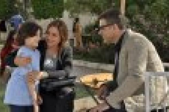 بالصور: هاني عادل يغني للأيتام في "شمس"