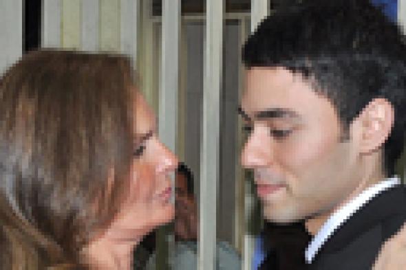 بالصور: كبار الفنانين يواسون ابن حسين الإمام