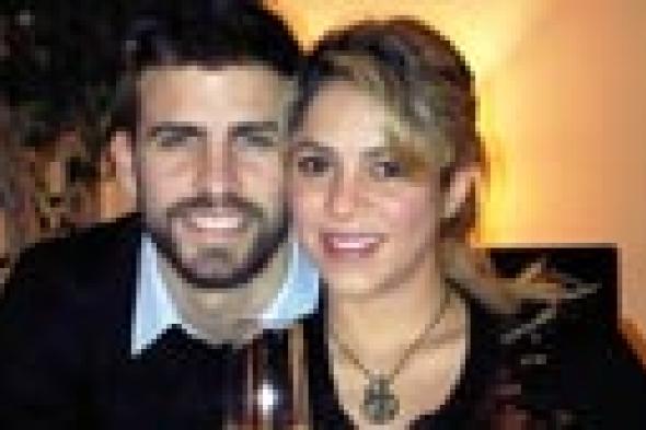 بالفيديو: شاكيرا تتلقى الكرة من بيكيه وتمررها لابنهما في La La La