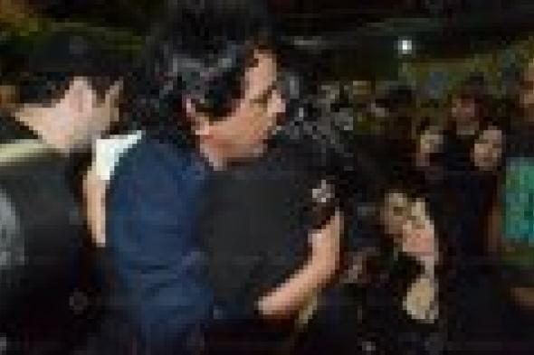 بالفيديو: انهيار وبكاء محمد منير في عزاء حسين اﻹمام