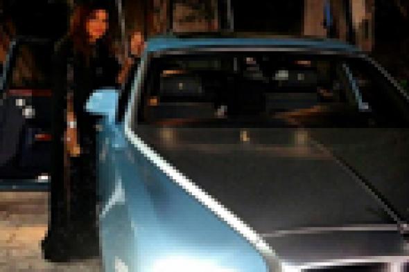 بالصورة: أحلام تتباهى بسيارتها الـ "رولز رويس" الجديدة