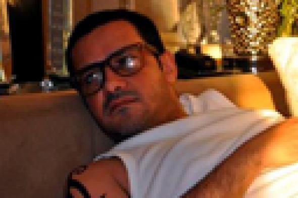 صورة: "مصور فوتوغرافي" يجبر محمد رجب على رسم "تاتو"