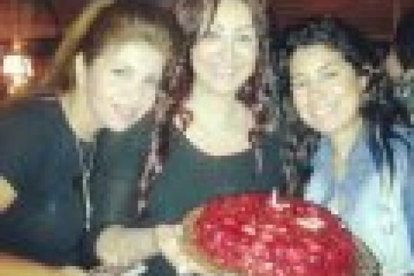 بالصور: أيتن عامر تحتفل بعيد ميلاد شقيقتها وفاء عامر