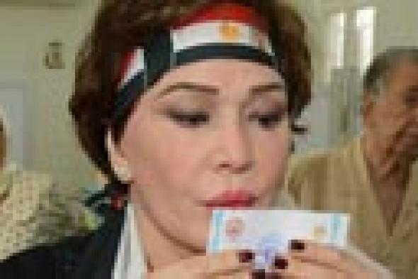 بالصور: لبلبة تقبل السيسي معلنة تصويتها له