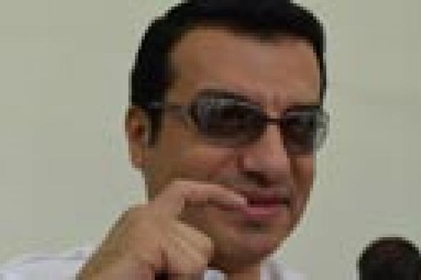 بالصور: إيهاب توفيق يدلي بصوته للسيسي بصحبة والده