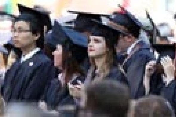 بالصورة: إيما واتسون تتخرج من الجامعة