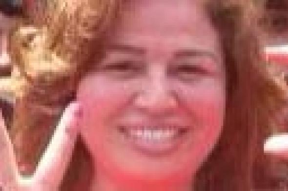 بالصور: إلهام شاهين تنتخب السيسي رئيسا وهي مرتدية لعلم مصر