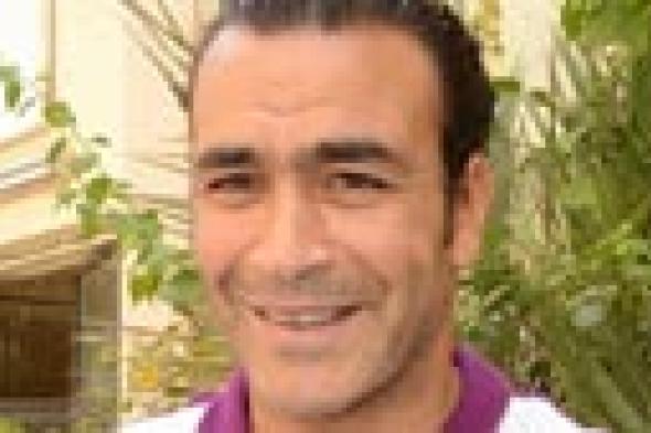 بالصور: عصام الحضري يرفع صورة السيسي أمام لجنته الانتخابية