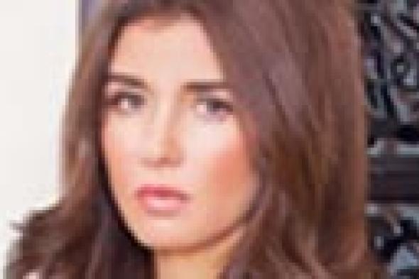 صورة: غادة عادل تحتفل بإصبعها الفسفوري مع إنجي علي