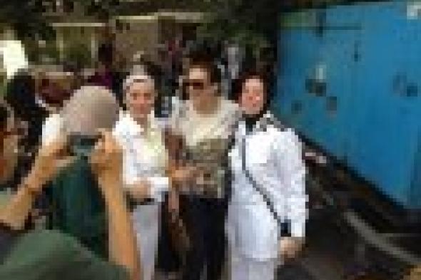 بالصور: غادة عبد الرازق تسرق الأنظار في لجنتها الانتخابية