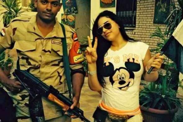 مروة نصر تلتقط الصور التذكارية مع جنود القوات المسلحة المصرية