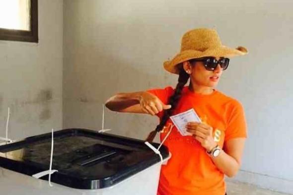 بالصور: زينة تتناسى أحزانها وتصوت للسيسي