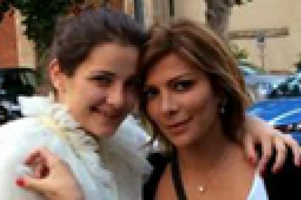 صورة: أصالة تهرب من مسئولياتها برحلة مع ابنتها