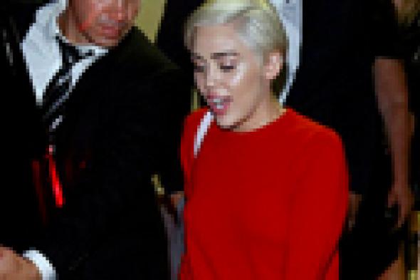 صور: مايلي سايرس تتعرض لسرقة مجوهراتها وسيارتها الفارهة