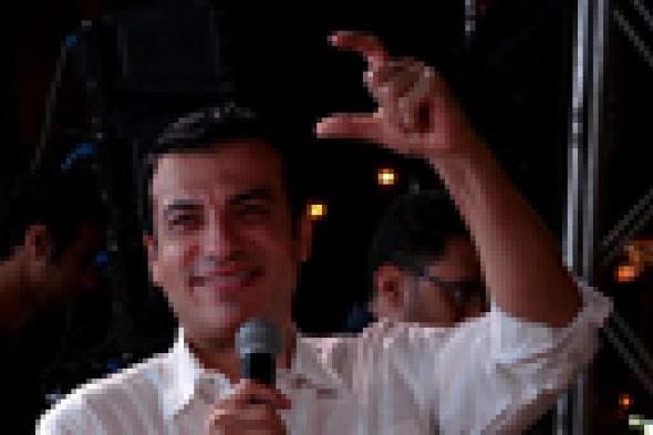 اسمع: إيهاب توفيق يغني للسيسي "جيت في وقتك"