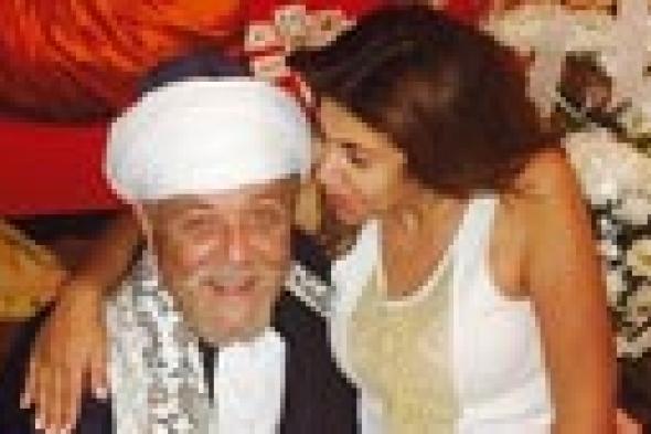 بالصور: أجواء من الرومانسية في عيد ميلاد "الساحر" محمود عبد العزيز