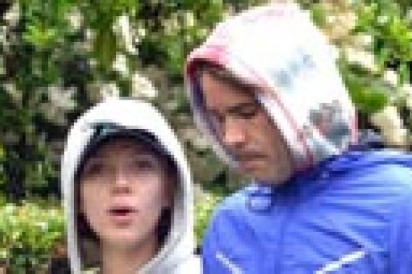 صورة: علامات الحمل تظهر على سكارليت جوهانسون خلال جولتها مع خطيبها