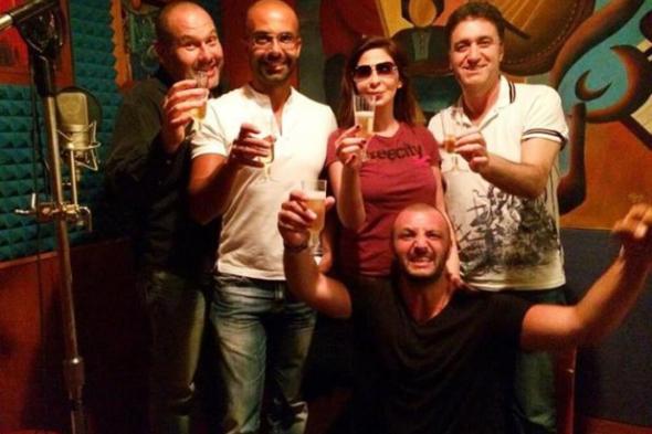 بالصورة: إليسا تنتهي من تسجيل أخر أغنية في ألبومها الجديد