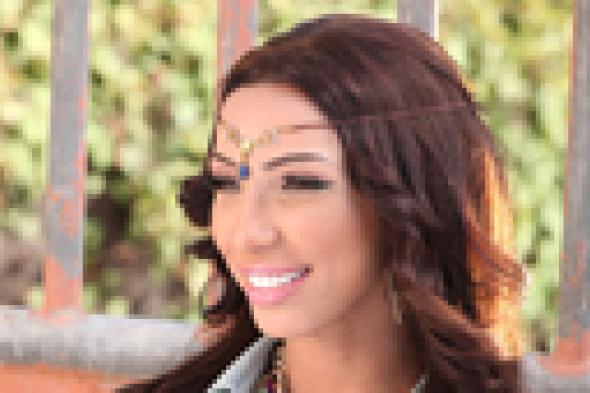 بالصور: دنيا بطمة خليجية في كليب "هني هني"