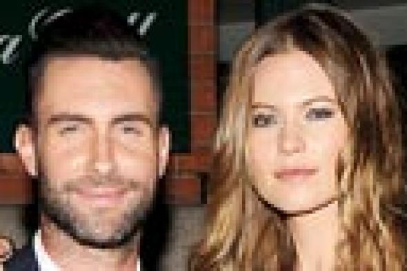 آدم ليفين يعتذر لصديقاته السابقات قبل زفافه على بيهاتي برينسلو