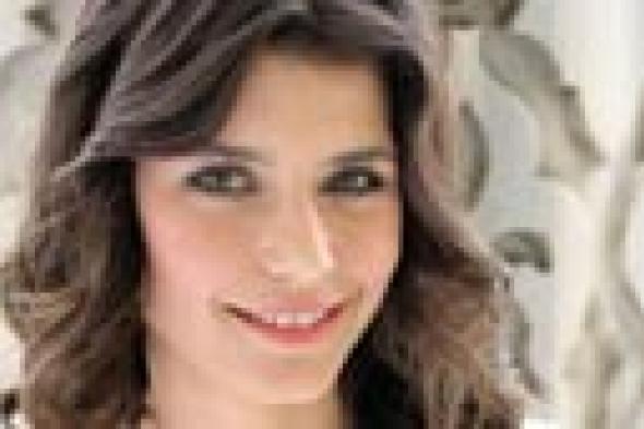 هل ترتدي بيرين سات عباءة "السلطانة كوسيم"؟