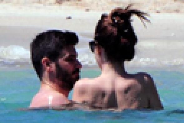 بالصور: لحظات رومانسية على الشاطئ بين بطلي "ليلى" تنهي شائعات الانفصال