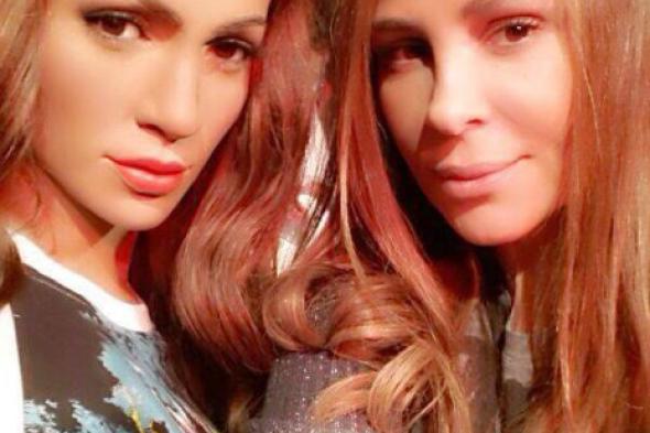 صورة "سيلفي" تُظهر وجه الشبه بين كارول سماحة وجينفر لوبيز!