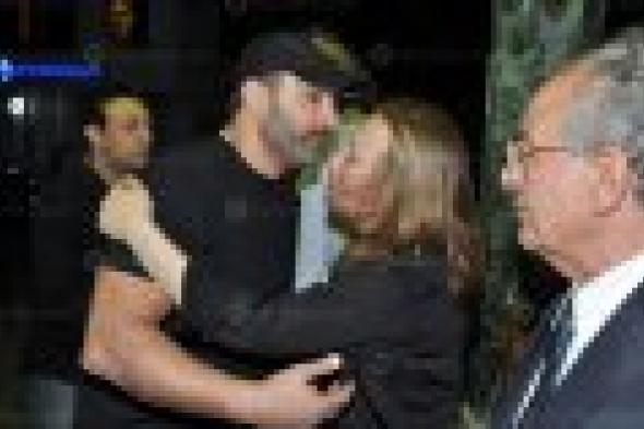 بالصور: صفاء الطوخي تستقبل العزاء في والدتها بالدموع