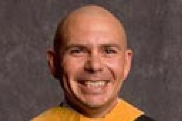 صورة: بيتبول يستفز كارهيه بعد حصوله على الدكتوراه الفخرية