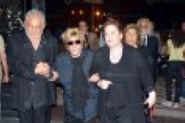 بالصور: الفنانون يودعون وجدي الحكيم