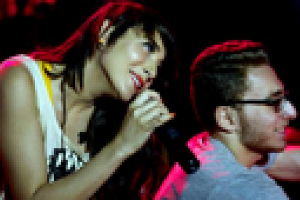 بالصور: ساندي تحقق رقما قياسيا بـ 50 Selfie في حفل واحد!