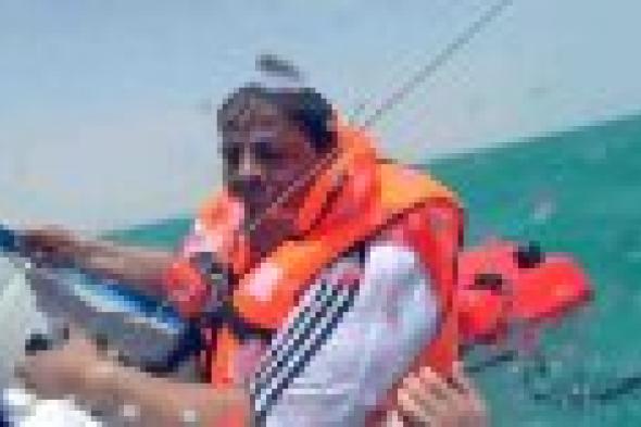 بالفيديو: عبدالباسط حمودة يضرب سعد الصغير بـ"الشبشب"!