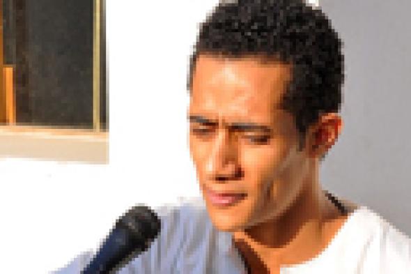 بالفيديو: محمد رمضان يبكي على الهواء تحديا لهالة سرحان