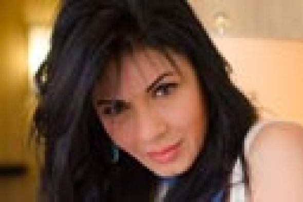 بالفيديو: "السباب" يزيح أنوثة نجلاء بدر في "رامز قرش البحر"