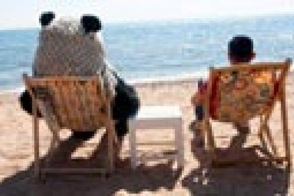 بالصور: أحمد حلمي يلتقط أنفاسه مع "الباندا" قبل معركة أفلام عيد الفطر