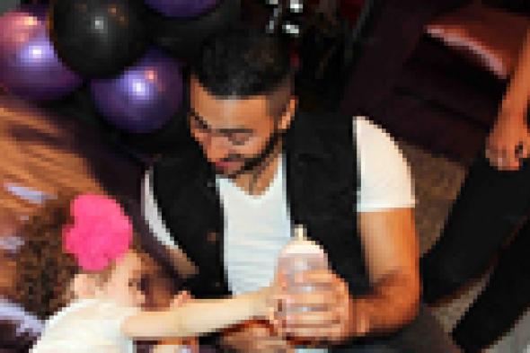 بالصور: تامر حسني وبسمة بوسيل يصران على إخفاء ابنتهما "تاليا" عن الأنظار