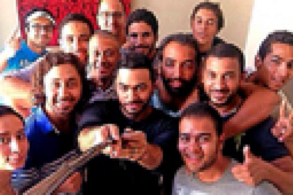 بالصور: تامر حسني يحتفل مع أسرة "فرق توقيت" بانتهاء التصوير